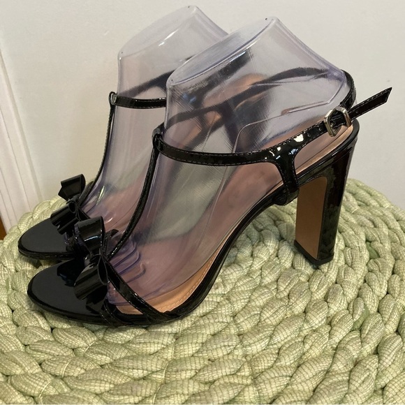 Anthropologie Vicenza Black Patent Leather Bow T-Strap Heel Sandals NWOB - Picture 2 of 8